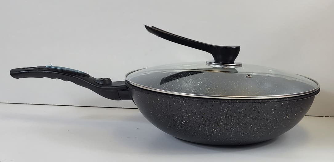 Kf9e3KJx7GiJ839CsoJY36z6XSXvz6ofLsicurSU (1) (1) 32CM Non Stick WOK with Glass Lid - Top Quality - XH3201 - TK-23 - Cooking Wok - Image 1
