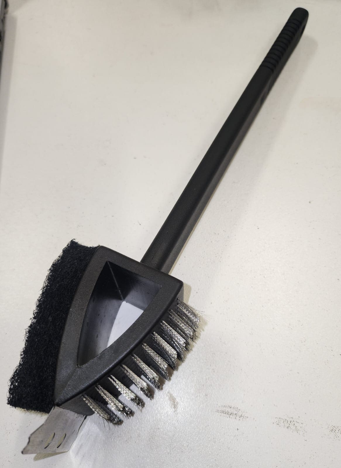 p9 (1) YW13-12 - Triangular brush with long handle A - Image 1